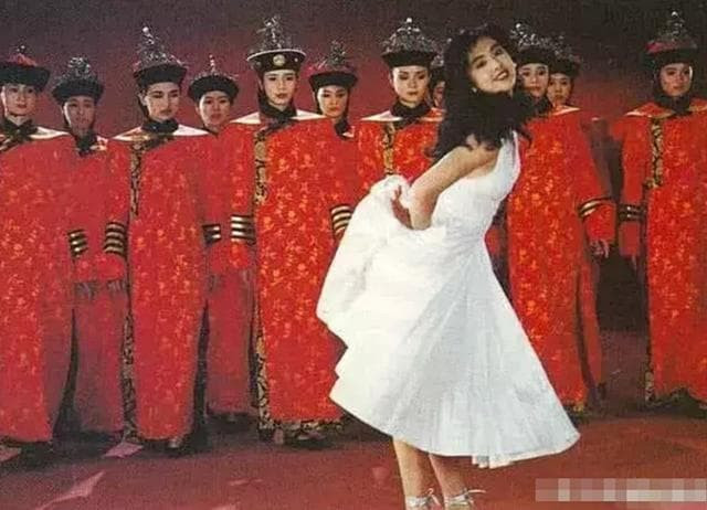 Bức ảnh cũ của Vương Tổ Hiền về Tử Cấm Thành được chụp cách đây 30 năm, ai chú ý đến màn trình diễn của nhóm múa đằng sau cô? Một người trong số đó bây giờ là một ngôi sao nổi tiếng 6