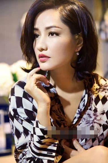 Bức ảnh cũ của Vương Tổ Hiền về Tử Cấm Thành được chụp cách đây 30 năm, ai chú ý đến màn trình diễn của nhóm múa đằng sau cô? Một người trong số đó bây giờ là một ngôi sao nổi tiếng 5