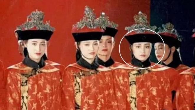 Bức ảnh cũ của Vương Tổ Hiền về Tử Cấm Thành được chụp cách đây 30 năm, ai chú ý đến màn trình diễn của nhóm múa đằng sau cô? Một người trong số đó bây giờ là một ngôi sao nổi tiếng 4
