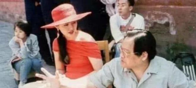Bức ảnh cũ của Vương Tổ Hiền về Tử Cấm Thành được chụp cách đây 30 năm, ai chú ý đến màn trình diễn của nhóm múa đằng sau cô? Một người trong số đó bây giờ là một ngôi sao nổi tiếng 2