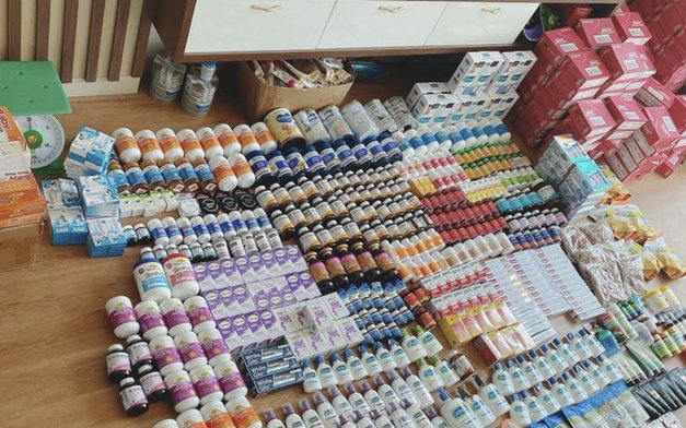 Mua bán hàng xách tay vẫn tấp nập như chưa hề có mức phạt 200 triệu đồng - Ảnh 1. Mua bán hàng xách tay vẫn tấp nập như chưa hề có mức phạt 200 triệu đồng - Ảnh 1.