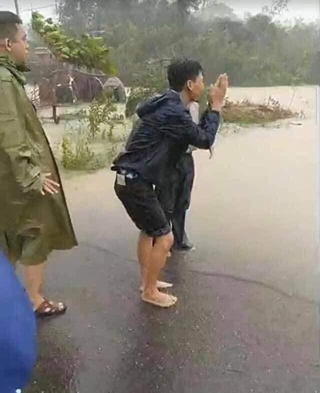 Xót xa lời kể của người chồng sản phụ bị nước cuốn trôi trên đường đi đẻ 8 Xót xa lời kể của người chồng sản phụ bị nước cuốn trôi trên đường đi đẻ 8
