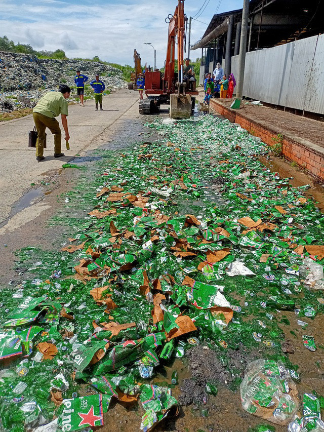 Tiêu hủy hàng trăm thùng bia Heineken nhập lậu, không đạt chuẩn chất lượng - Ảnh 2.