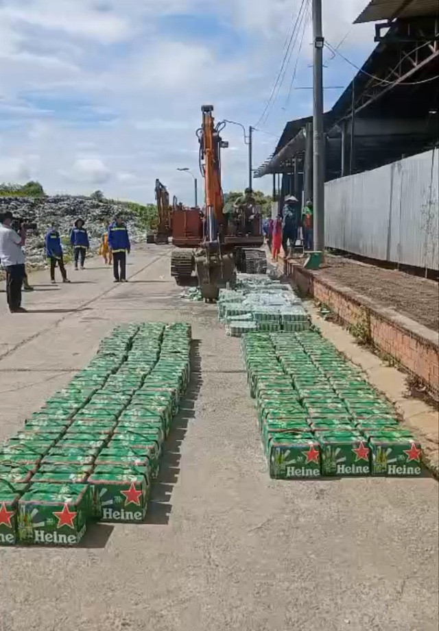 Tiêu hủy hàng trăm thùng bia Heineken nhập lậu, không đạt chuẩn chất lượng - Ảnh 3.