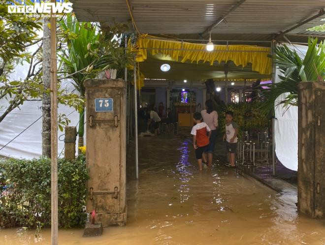 Mưa trắng trời, Quảng Trị - Huế tái gặp lụt lịch sử sau vài ngày nước rút - 18