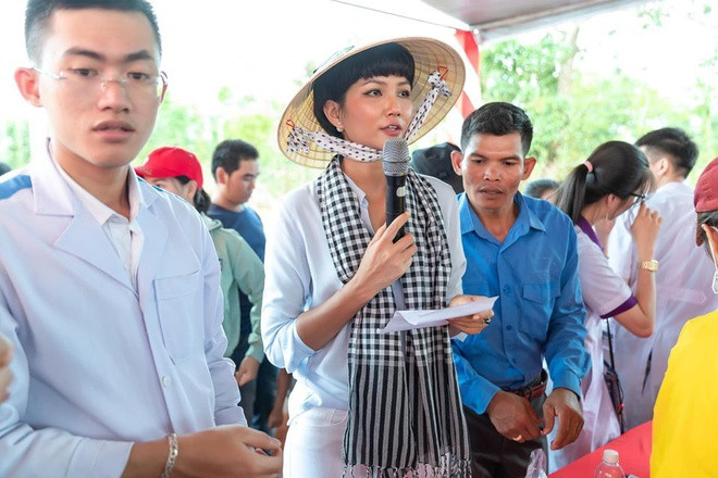 Các nghệ sĩ Việt vẫn từng ngày chung tay cứu trợ bà con vùng lũ