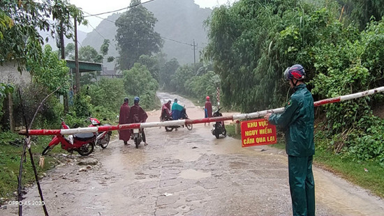 Nghệ An: Nhiều tuyến đường bị ngập, cầu tràn nước dâng cao