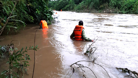 Nghệ An: Người đàn ông bị nước cuốn trôi khi qua đập tràn
