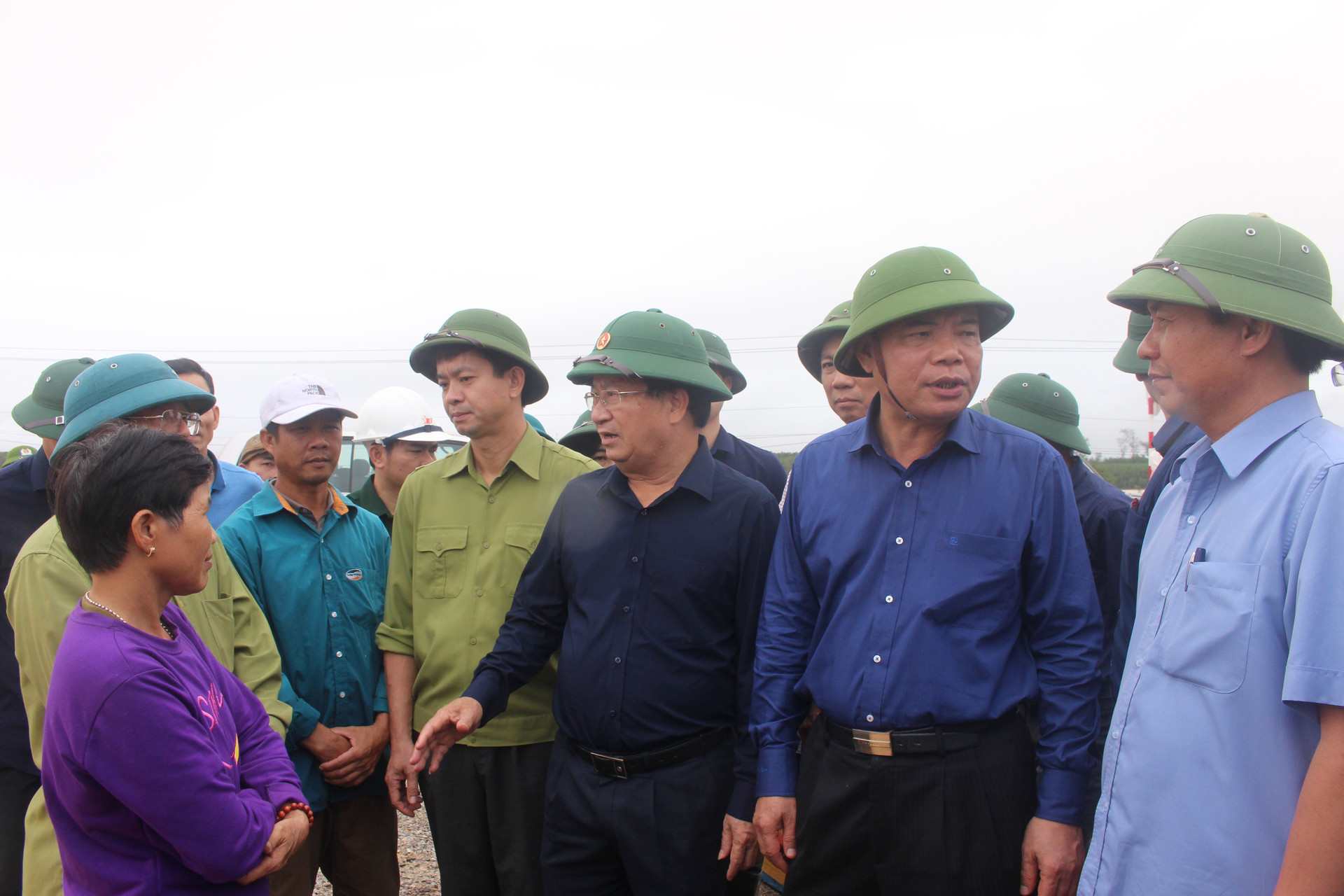 Phó Thủ tướng Trịnh Đình Dũng chỉ đạo việc tìm kiếm người mất tích do sạt lở ở Quảng Trị