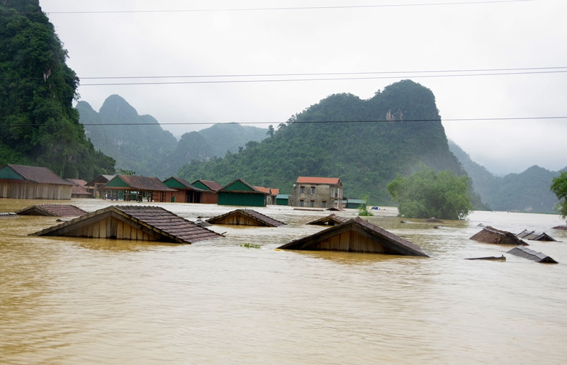 Quảng Bình: Hơn 34.100 nhà ngập lụt, giao thông ách tắc nghiêm trọng vì mưa lũ