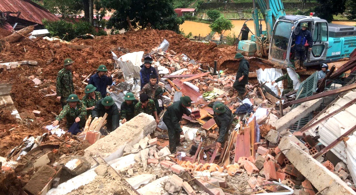 Thủ tướng: Tập trung cứu nạn, khắc phục hậu quả sạt lở đất tại Quảng Trị và Thừa Thiên Huế
