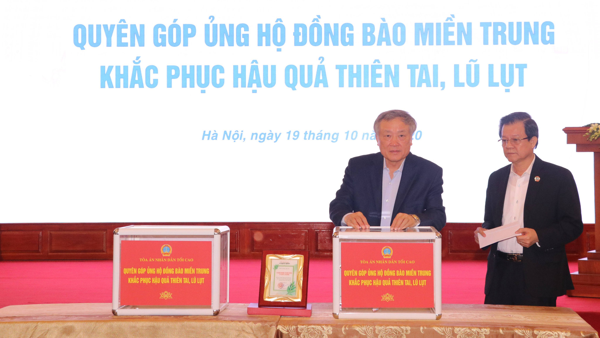 Toà án nhân dân tối cao ủng hộ đồng bào miền Trung bị thiệt hại do thiên tai, lũ lụt
