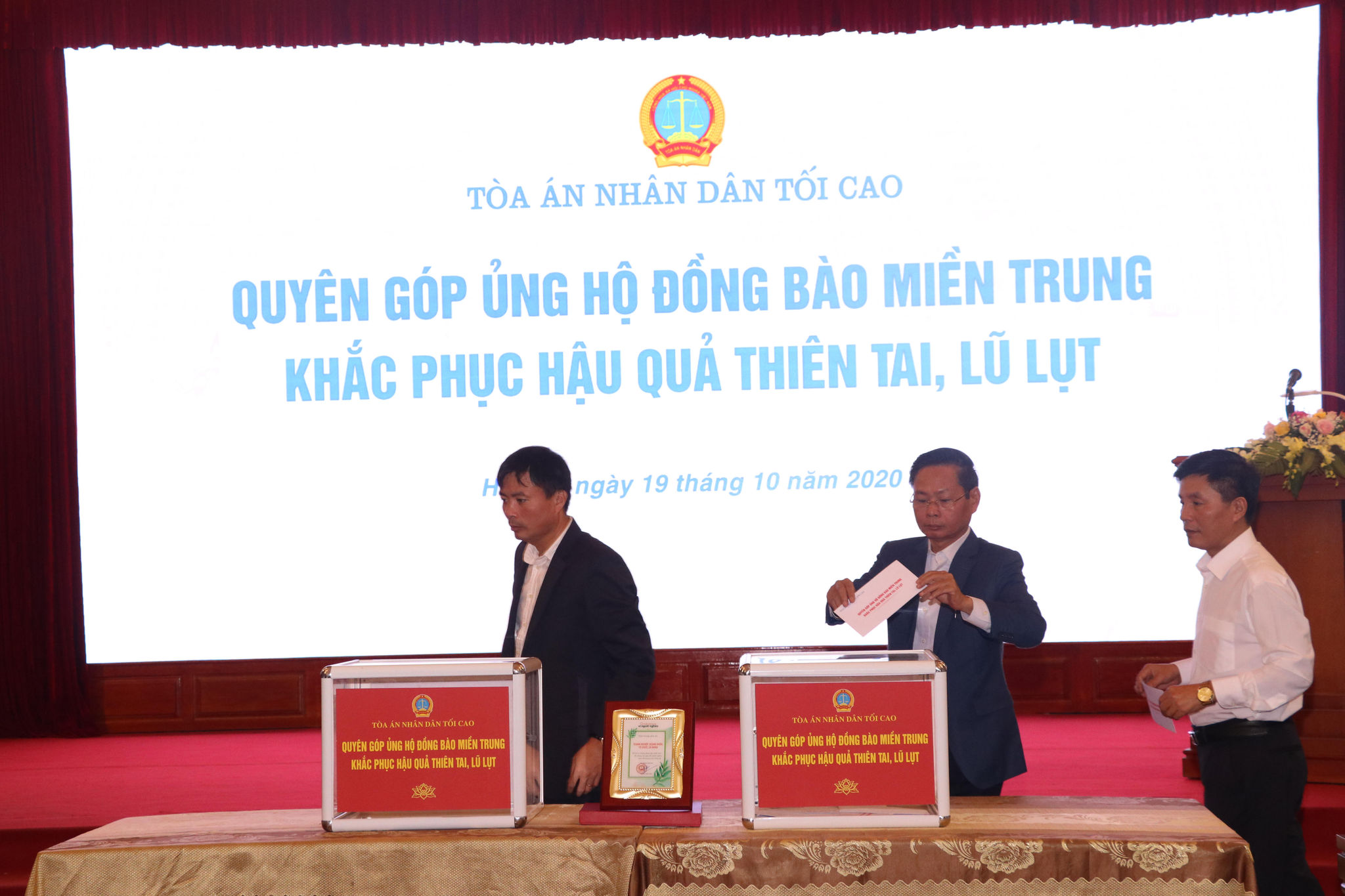 Toà án nhân dân tối cao ủng hộ đồng bào miền Trung bị thiệt hại do thiên tai, lũ lụt