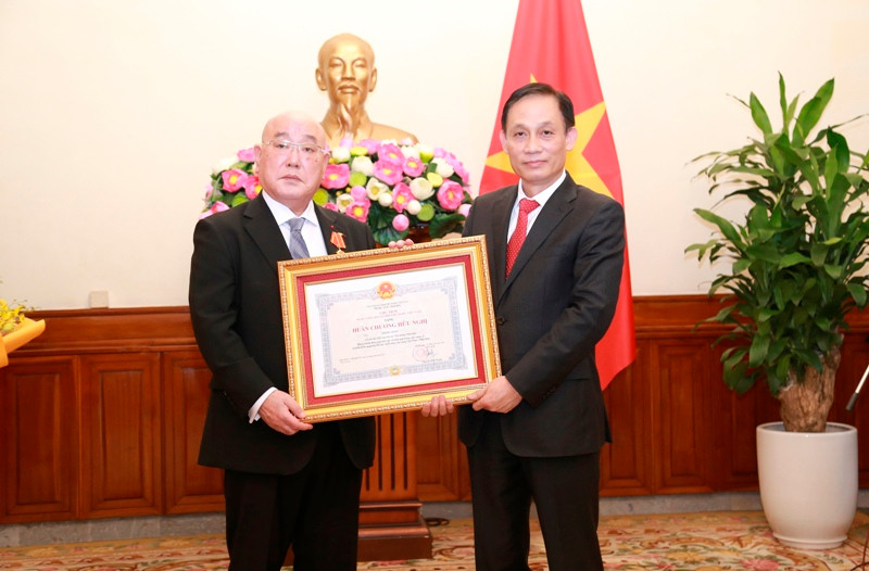 Việt Nam trao Huân chương Hữu nghị cho Cố vấn đặc biệt của Thủ tướng Nhật Bản