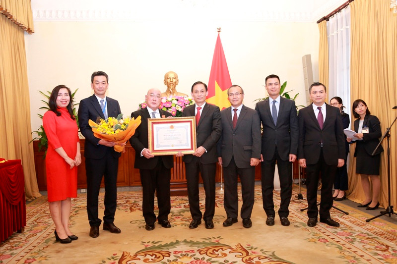 Việt Nam trao Huân chương Hữu nghị cho Cố vấn đặc biệt của Thủ tướng Nhật Bản