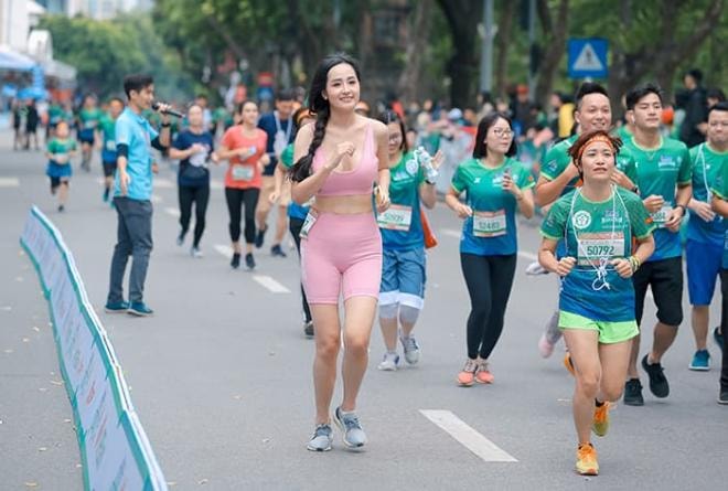 Mai Phương Thúy mặc đồ bó khoe body nuột nà thi chạy bộ giữa trời Hà Nội mưa rét 2