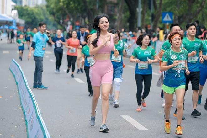 Mai Phương Thúy mặc đồ bó khoe body nuột nà thi chạy bộ giữa trời Hà Nội mưa rét 1