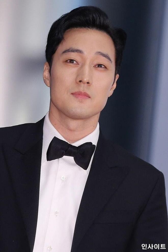 So Ji Sub lần đầu lộ diện sau khi kết hôn vợ kém 17 tuổi 1