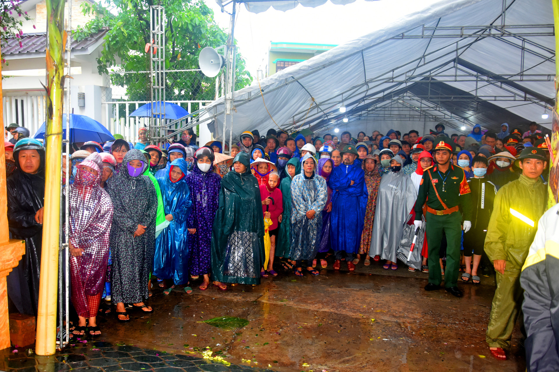 Đoàn người lặng lẽ dưới mưa, tiễn đưa Thiếu tướng Nguyễn Văn Man về đất mẹ - 1