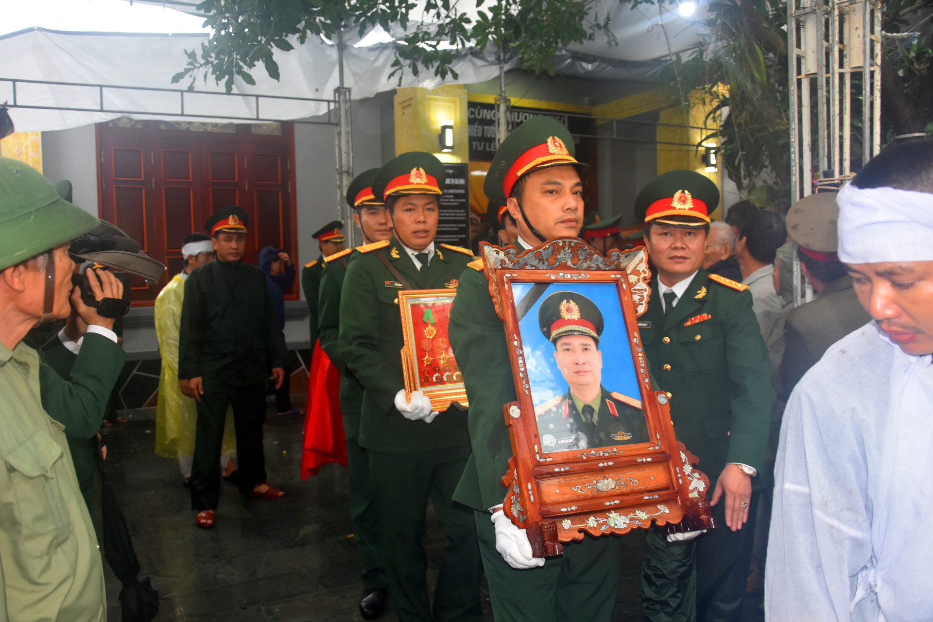 Đoàn người lặng lẽ dưới mưa, tiễn đưa Thiếu tướng Nguyễn Văn Man về đất mẹ - 6