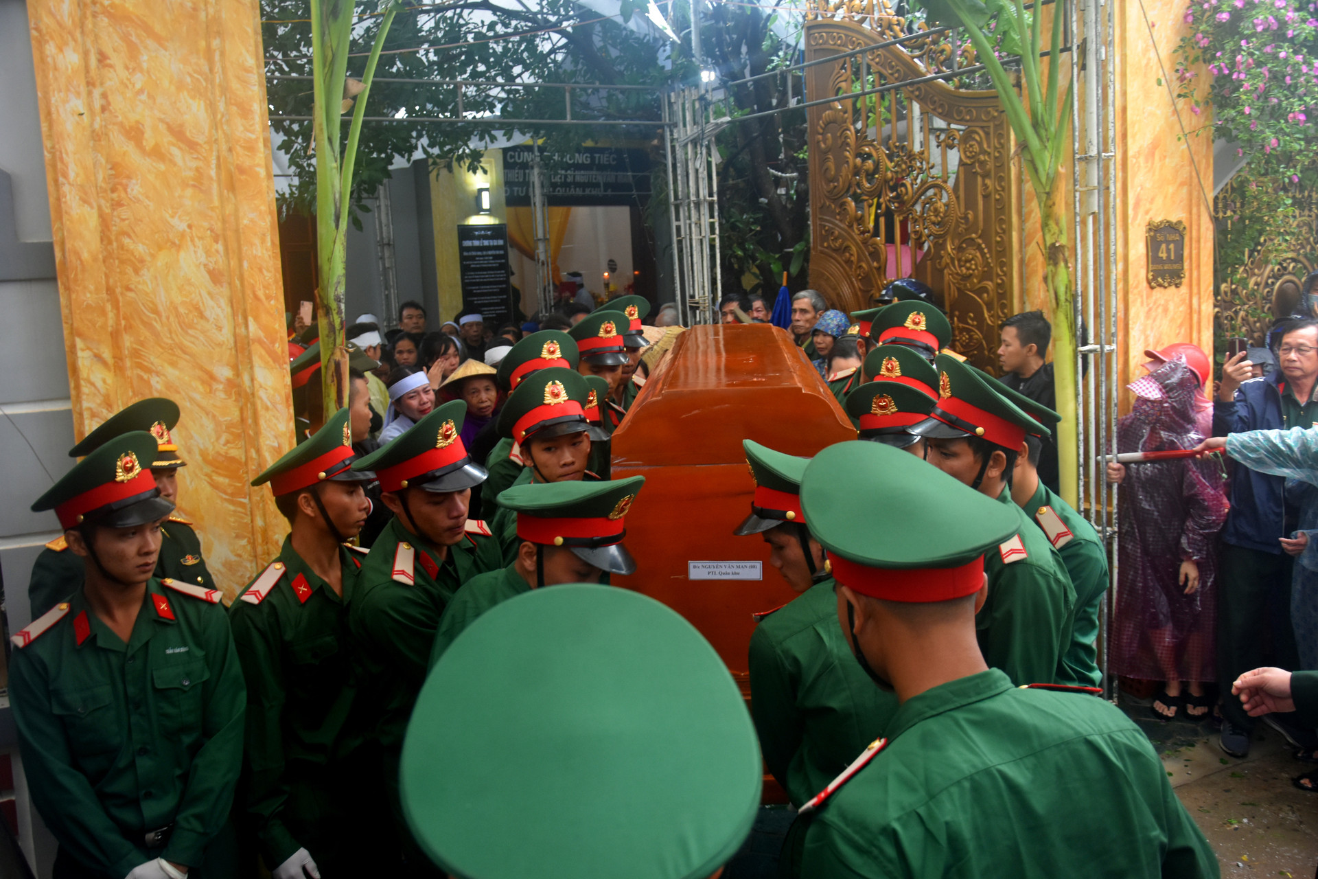 Đoàn người lặng lẽ dưới mưa, tiễn đưa Thiếu tướng Nguyễn Văn Man về đất mẹ - 7
