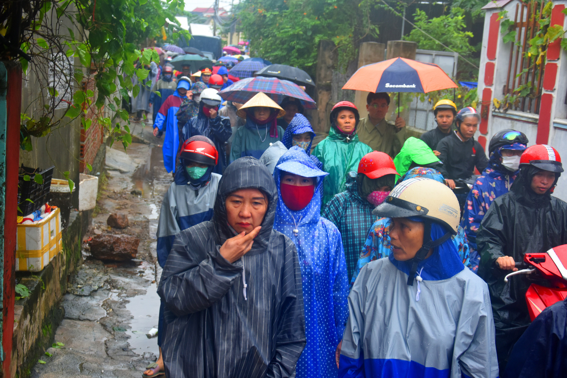 Đoàn người lặng lẽ dưới mưa, tiễn đưa Thiếu tướng Nguyễn Văn Man về đất mẹ - 9