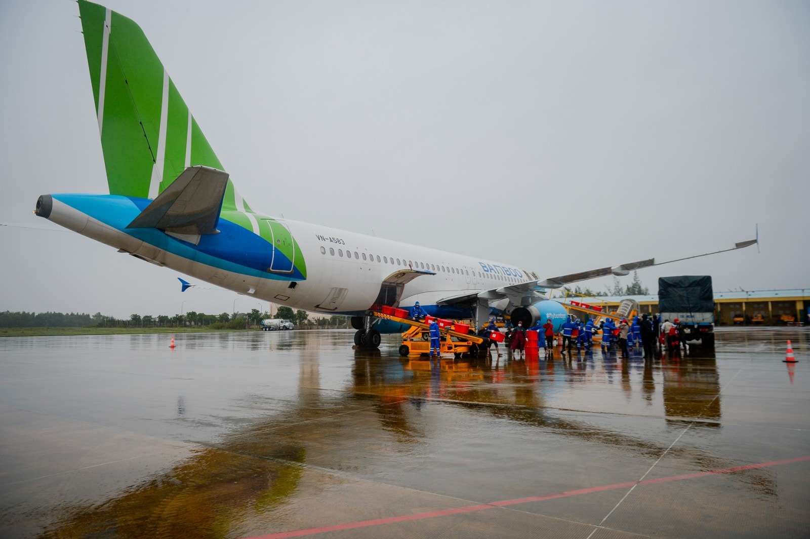 Chuyến bay đặc biệt của Bamboo Airways chở hàng cứu trợ hạ cánh miền Trung