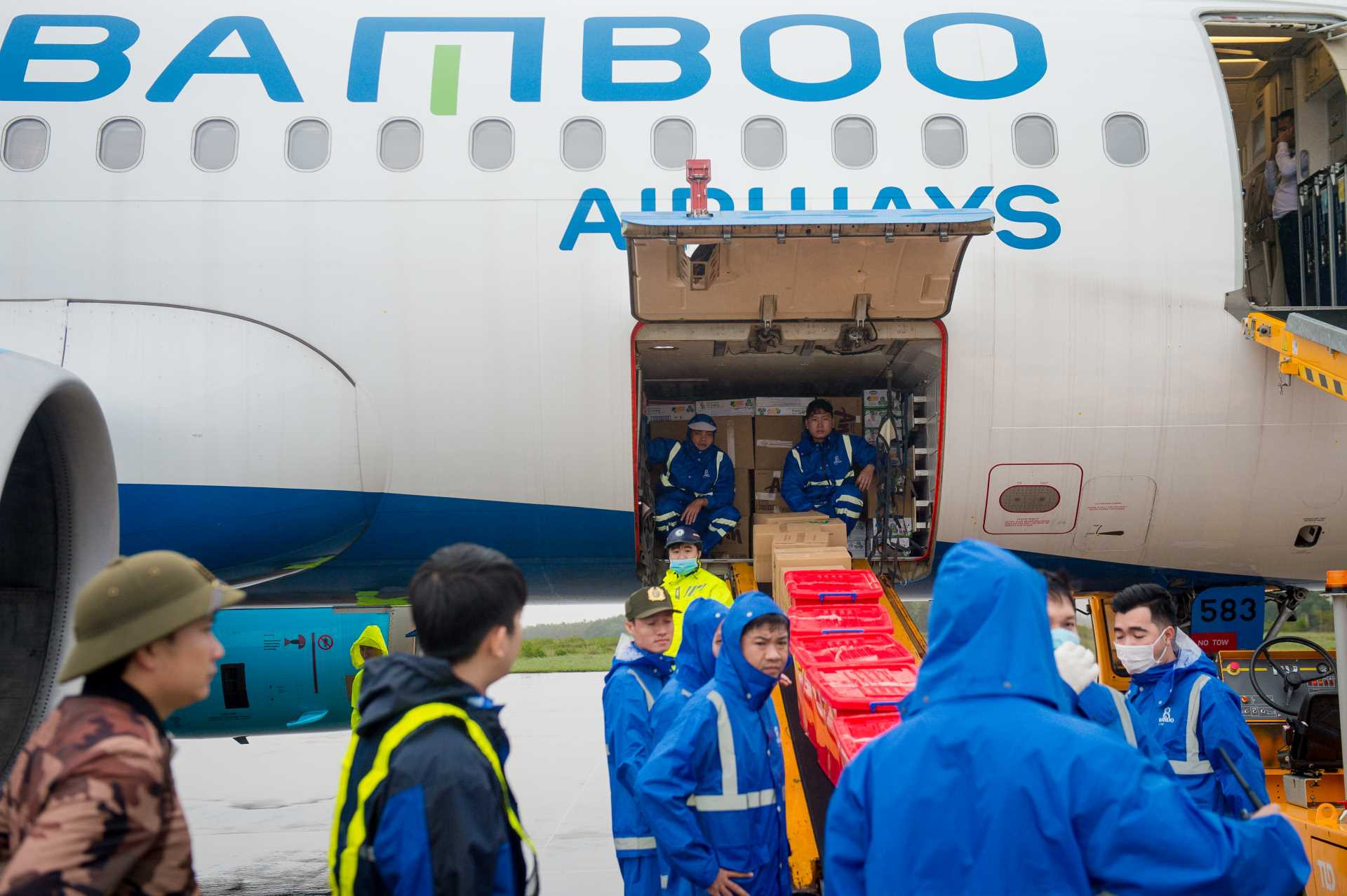 Chuyến bay đặc biệt của Bamboo Airways chở hàng cứu trợ hạ cánh miền Trung