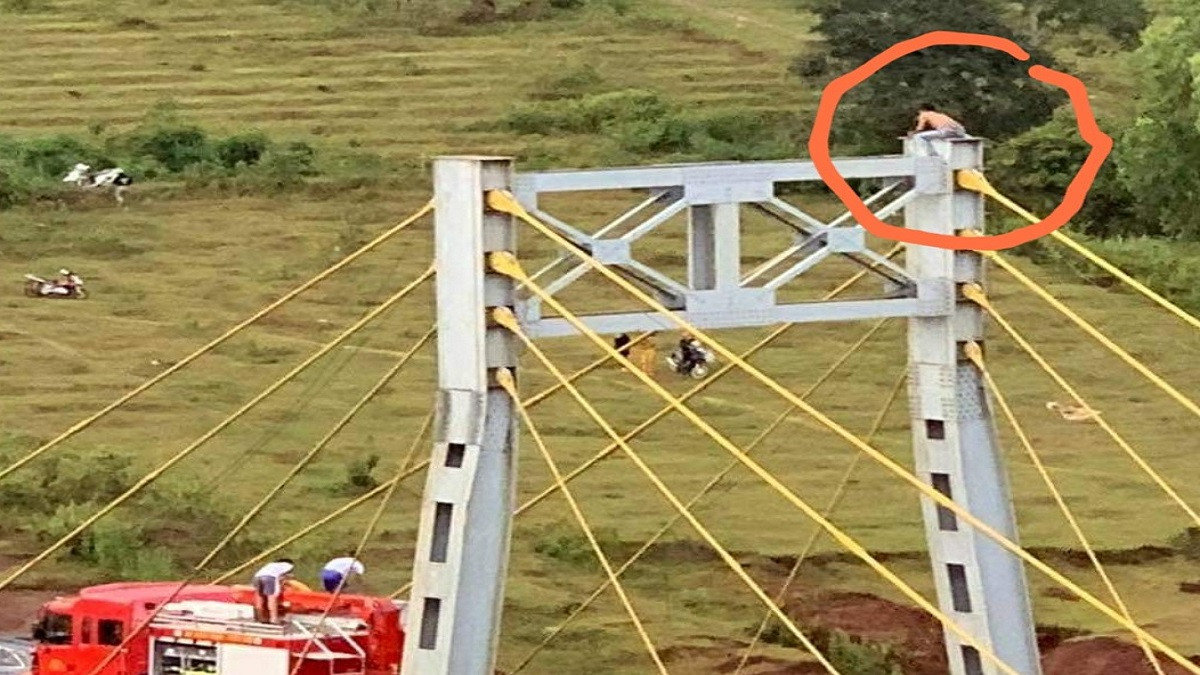 Gia Lai: Một người đàn ông trèo lên đỉnh tháp cầu dây văng