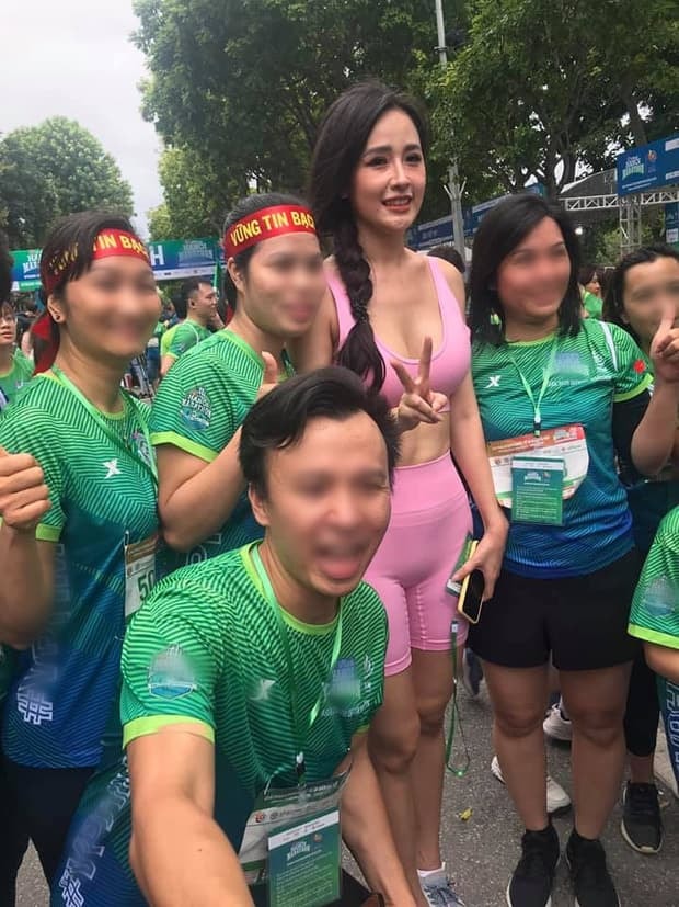 sao việt mặc quần bó sát 0