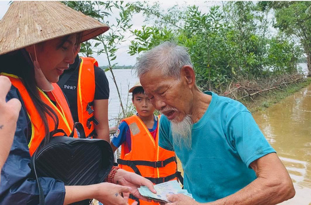 Hoài Linh quyên góp hơn 1,5 tỷ đồng sau gần 1 ngày kêu gọi cứu trợ miền Trung