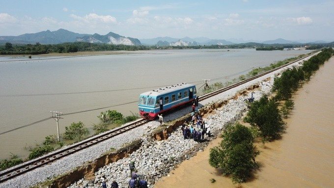 Chạy tàu thử qua đoạn đường sắt bị xói lở ở Quảng Bình. Ảnh: Phương Linh.