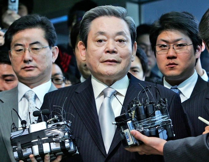 Ông Lee Kun-hee trả lời phóng vấn báo chí tại Seoul, Hàn Quốc năm 2008. Ảnh: AP.