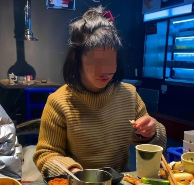 Bạn gái dẫn theo 4 người đến cuộc hẹn đầu và cách hành xử gây tranh cãi của chàng trai 1