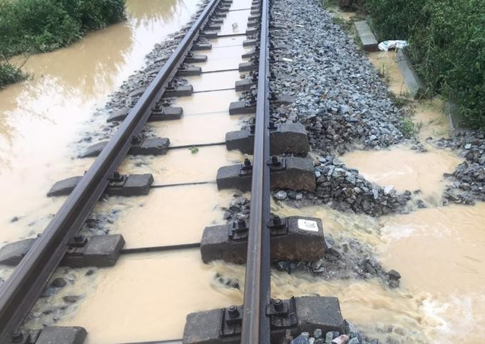 Đường sắt thiệt hại nặng do ảnh hưởng của bão số 9 - 1