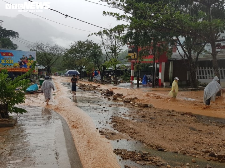 Sạt lở kinh hoàng, cả trăm hộ dân miền núi Quảng Nam chìm trong bùn đất - 3