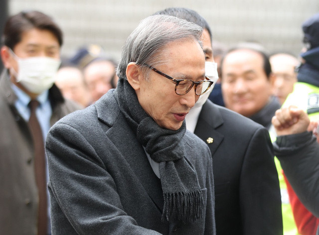 Giữ nguyên bản án 17 năm tù đối với cựu Tổng thống Hàn Quốc Lee Myung-bak - Ảnh 1.