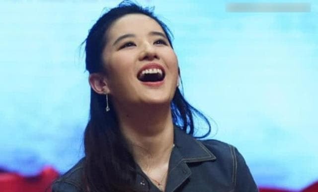 Sao nữ kém xinh khi cười sảng khoái nhất làng giải trí, Lưu Diệc Phi lọt vào danh sách còn cư dân mạng chỉ biết than: 'Ảnh quá xấu!' 4