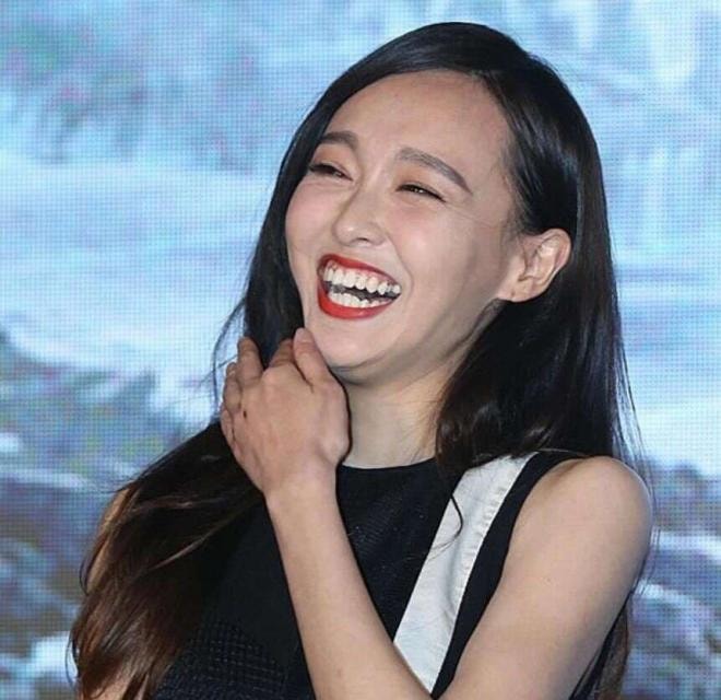 Sao nữ kém xinh khi cười sảng khoái nhất làng giải trí, Lưu Diệc Phi lọt vào danh sách còn cư dân mạng chỉ biết than: 'Ảnh quá xấu!' 3