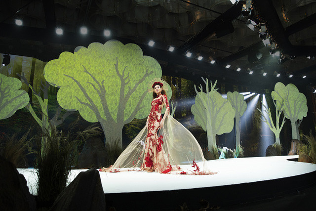 Lan Khuê, Khánh Vân mở màn ấn tượng tại Vietnam Runway Fashion Week - Ảnh 2.