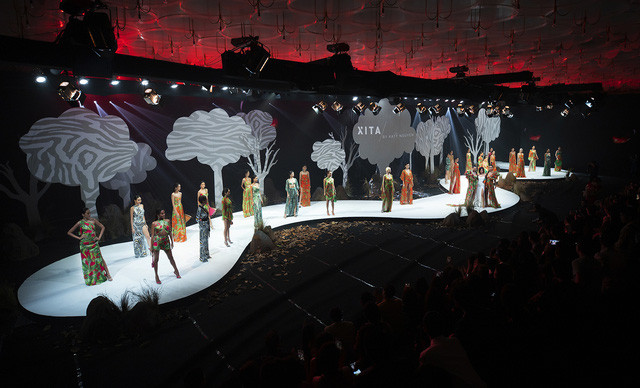 Lan Khuê, Khánh Vân mở màn ấn tượng tại Vietnam Runway Fashion Week - Ảnh 8.