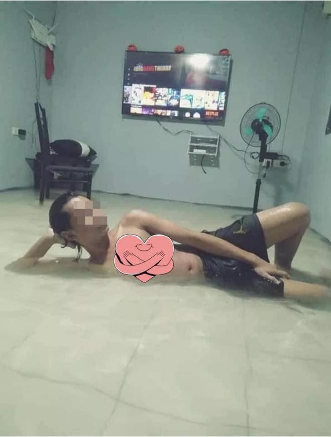 nằm giữa dòng nước lũ 0