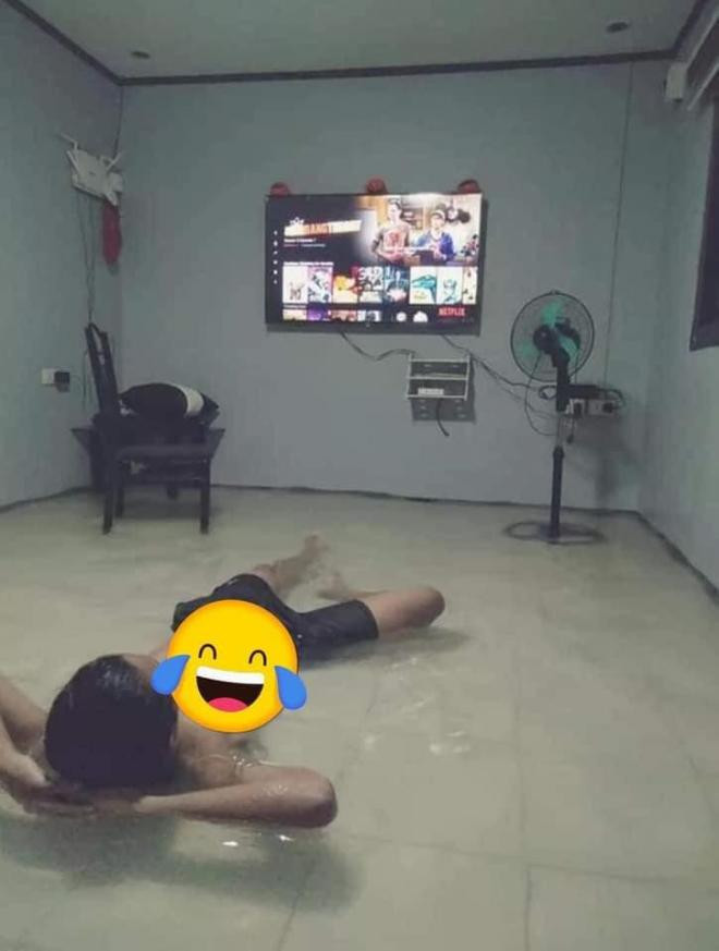 nằm giữa dòng nước lũ 1