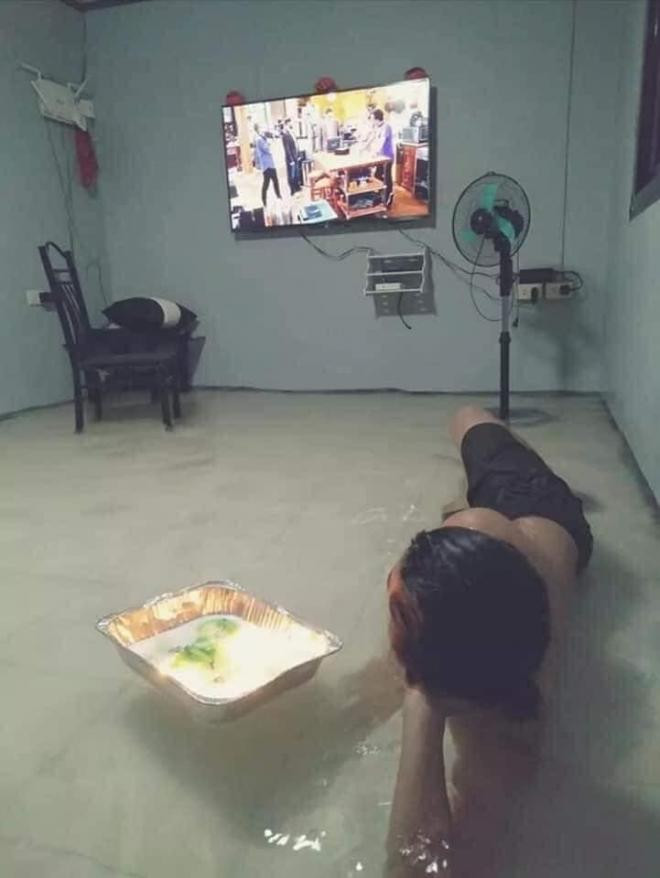 nằm giữa dòng nước lũ 2