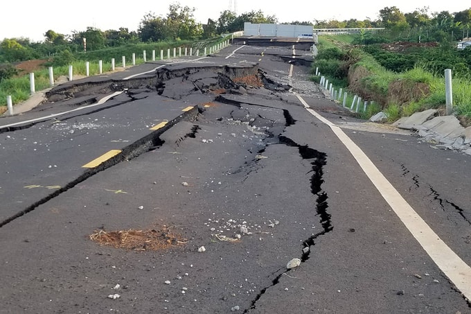 Đoạn đường tránh bị sụt lún sau trận mưa tháng 9/2019. Ảnh: Trần Hoá.