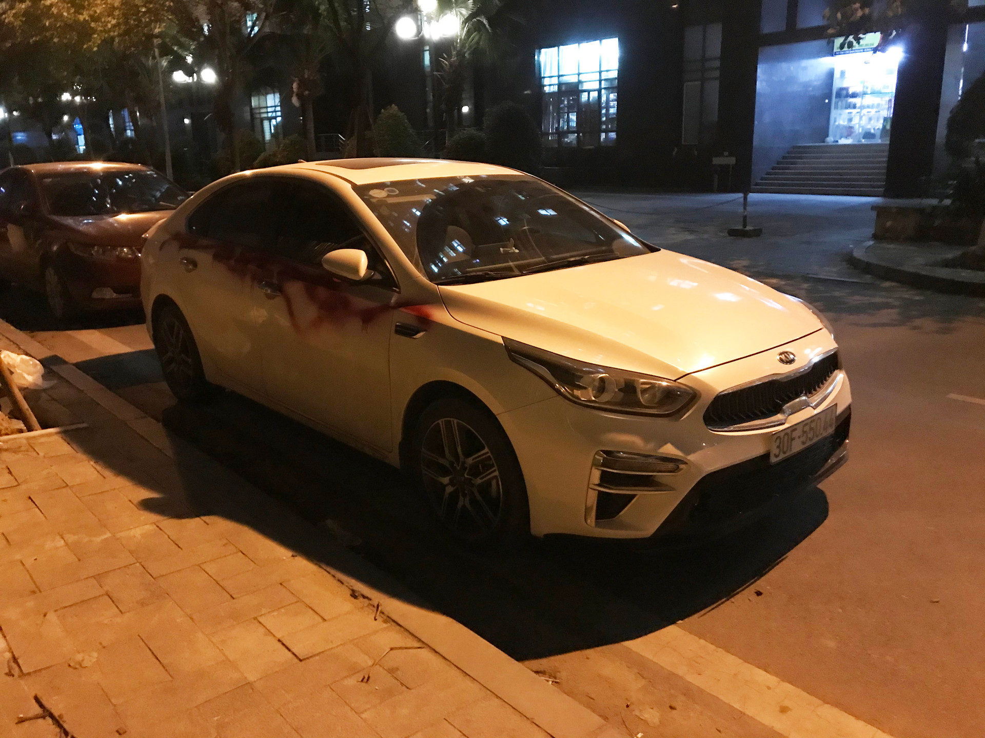 Hà Nội: Hàng loạt ô tô bị xịt sơn khi đỗ trong khu đô thị Dương Nội - 4