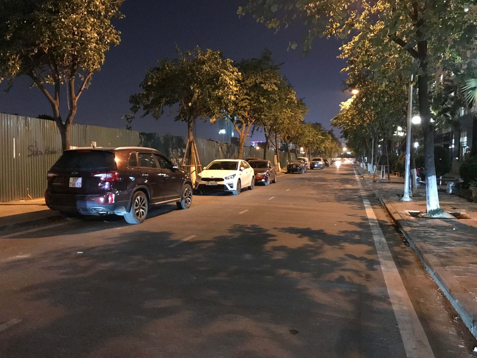 Hà Nội: Hàng loạt ô tô bị xịt sơn khi đỗ trong khu đô thị Dương Nội - 3