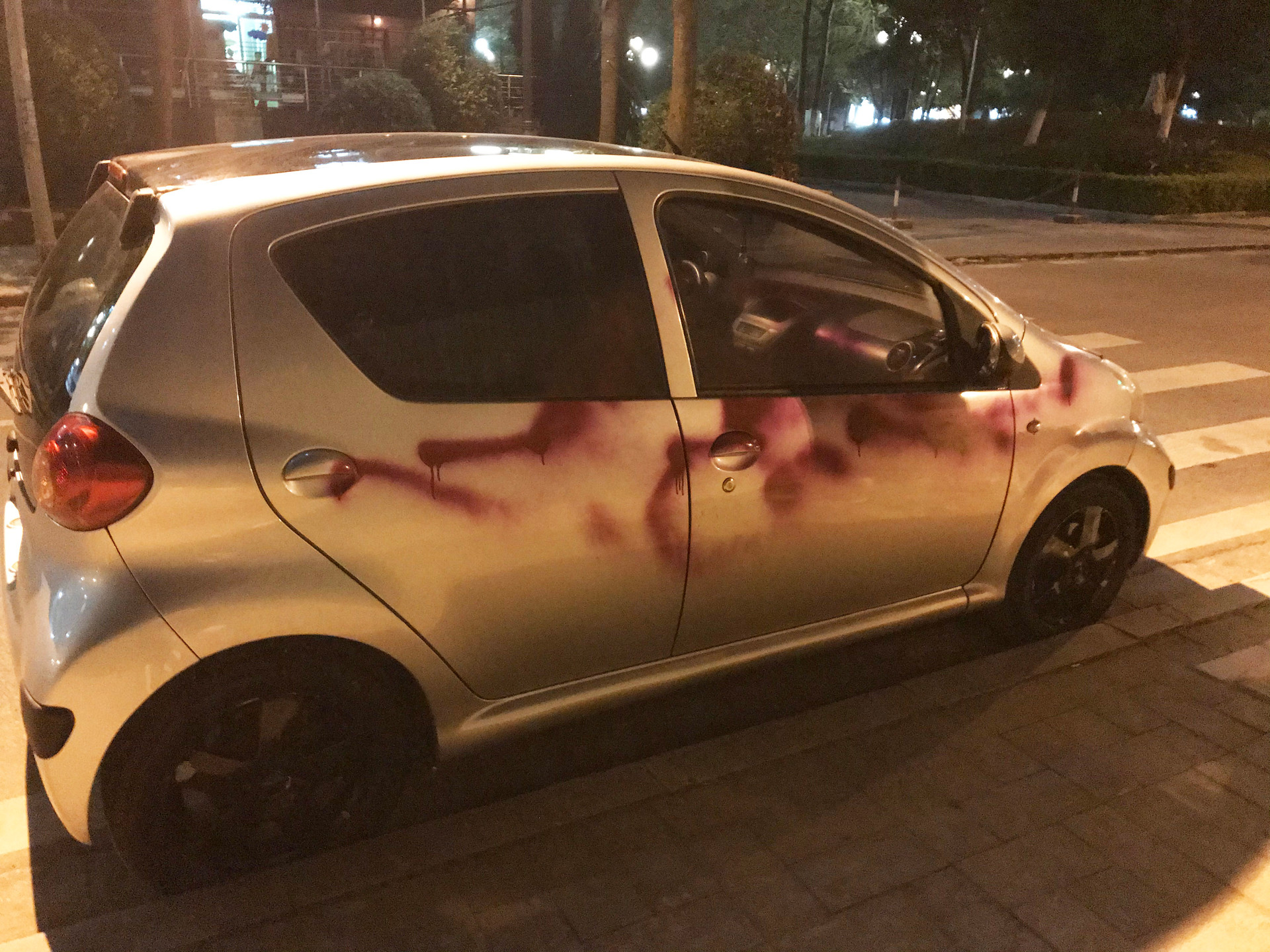 Hà Nội: Hàng loạt ô tô bị xịt sơn khi đỗ trong khu đô thị Dương Nội - 1