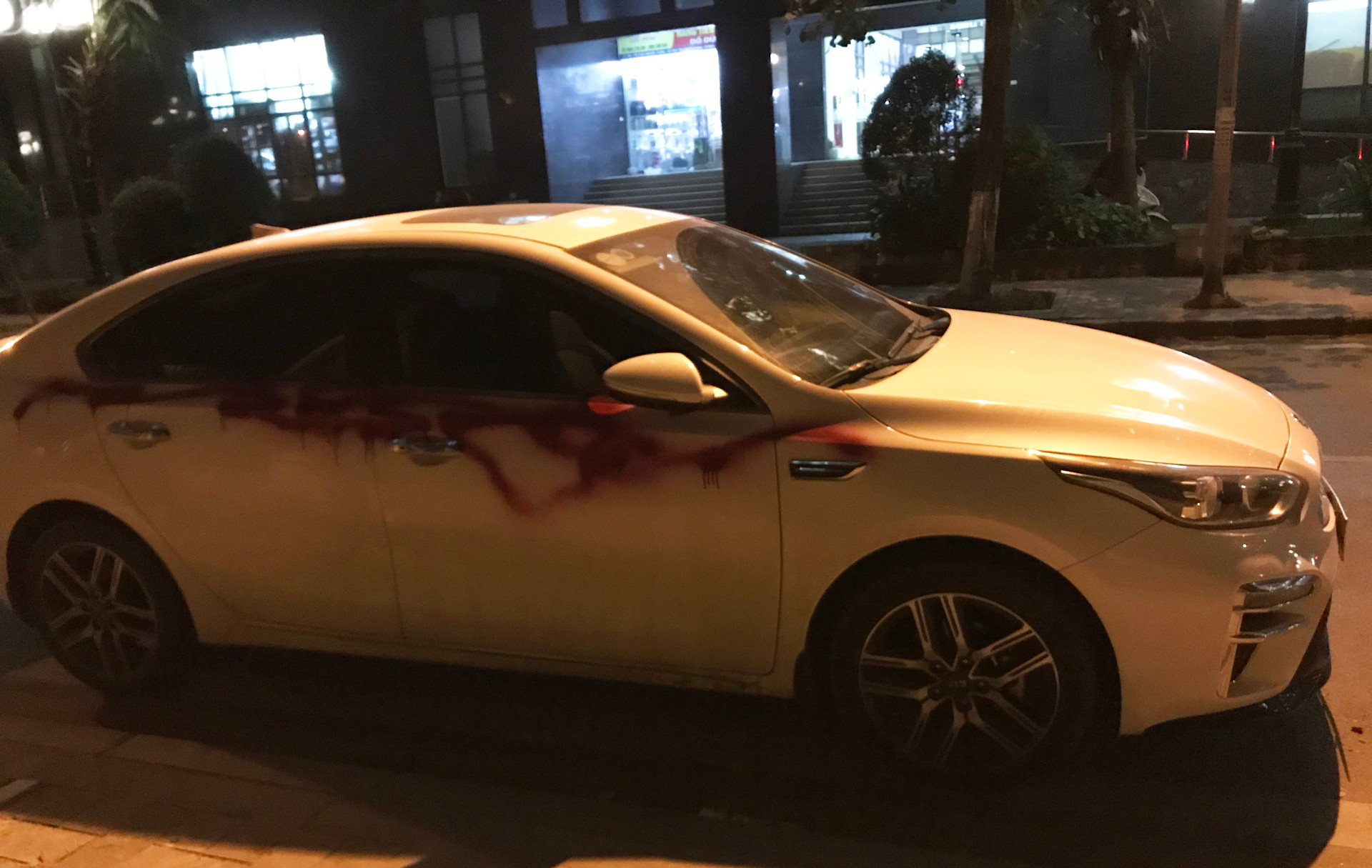 Hà Nội: Hàng loạt ô tô bị xịt sơn khi đỗ trong khu đô thị Dương Nội - 2