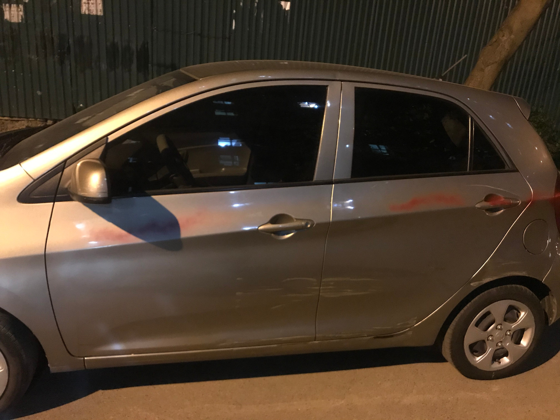 Hà Nội: Hàng loạt ô tô bị xịt sơn khi đỗ trong khu đô thị Dương Nội - 5